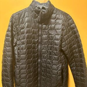 Men’s size medium North Face Thermoball Jacket in black. Excellent condition!